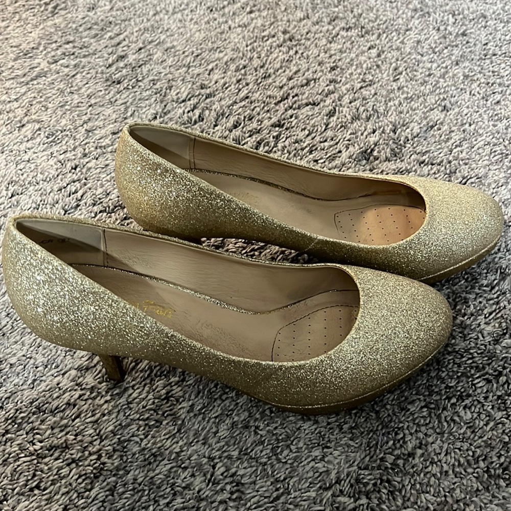 Dream Pairs Gold glitter heels